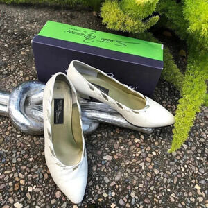 Sesto Meucci Italy Vintage Matte Winter White and Gold Woven Metallic Trim Pumps